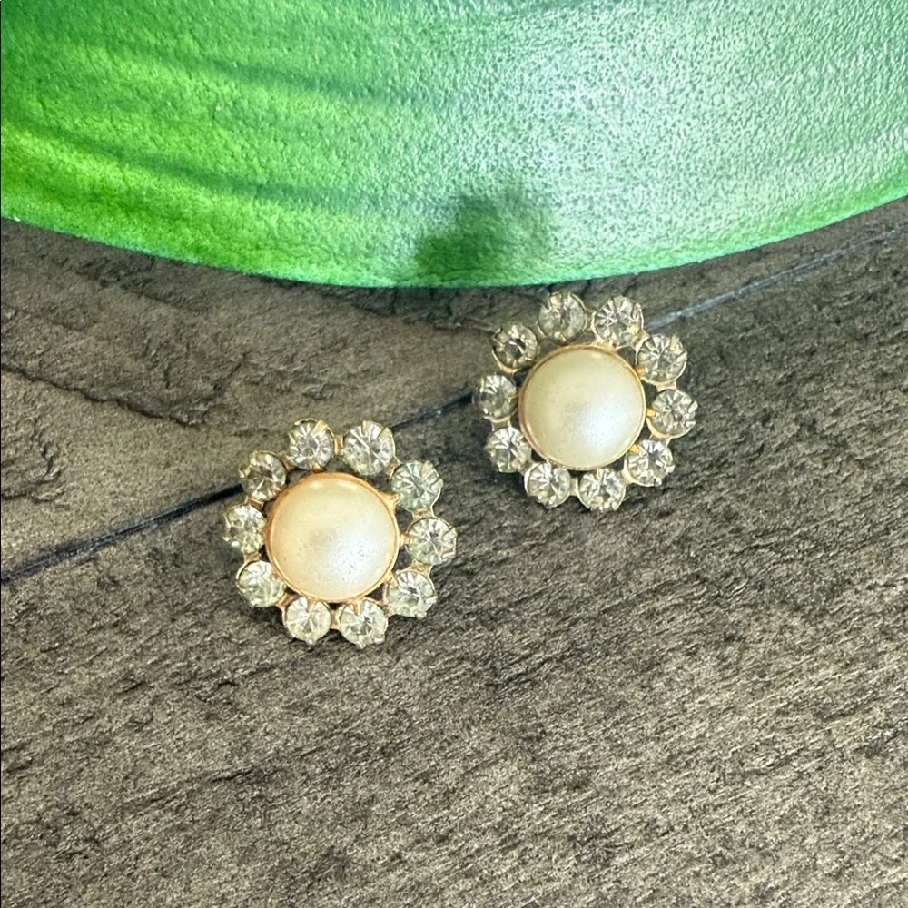 Vintage Classic Pearl and Crystal Floral Stud Earrings - Gold Tone Pierced Ear